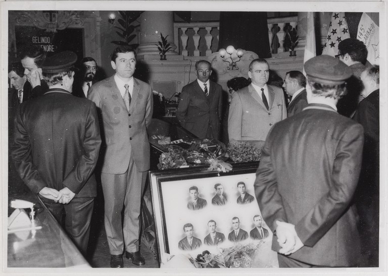 Gattatico-Reggio Emilia, 27-30 marzo 1970, Funerali di Alcide Cervi, camera ardente di Alcide nella Sala del Tricolore di Reggio Emilia, picchetto d'onore